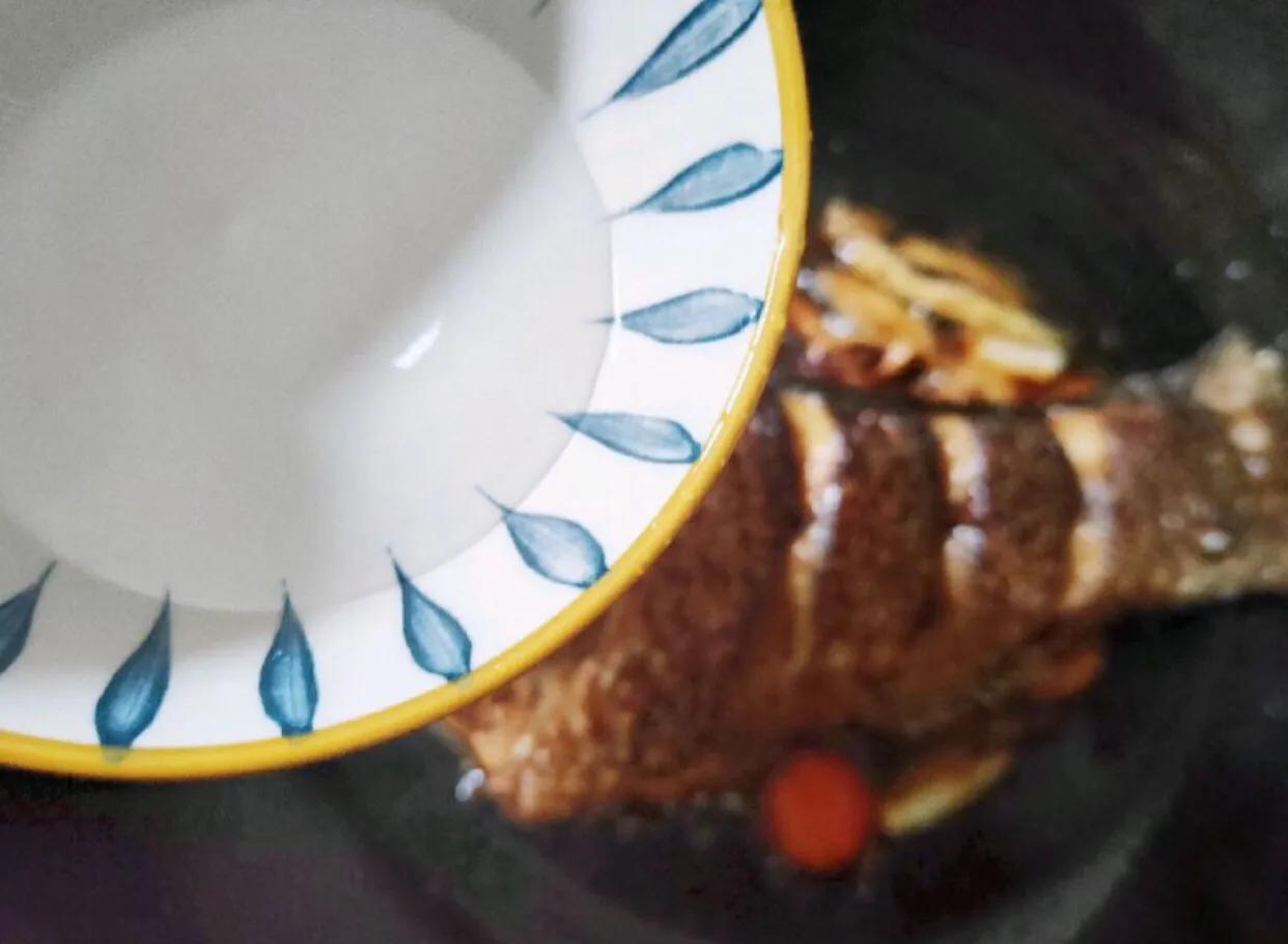 煎鱼一下锅就糊什么原因,煎鱼的时候鱼皮破了