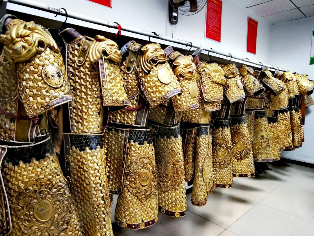 今天，一起去揭开“金甲男团”的神秘面纱……