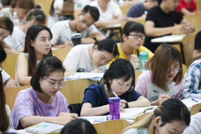 武汉5大学院“高价学费”，学生们望“费”生畏，家长们欲哭无泪