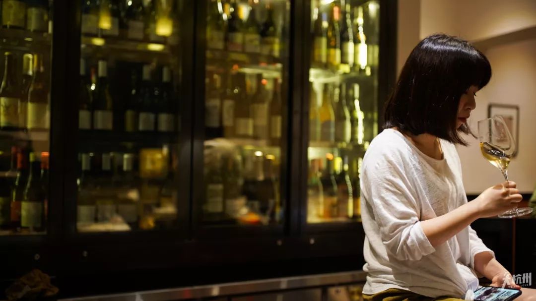 自从走进杭州这家酒吧，我就彻底入了新生代网红“自然酒”的坑