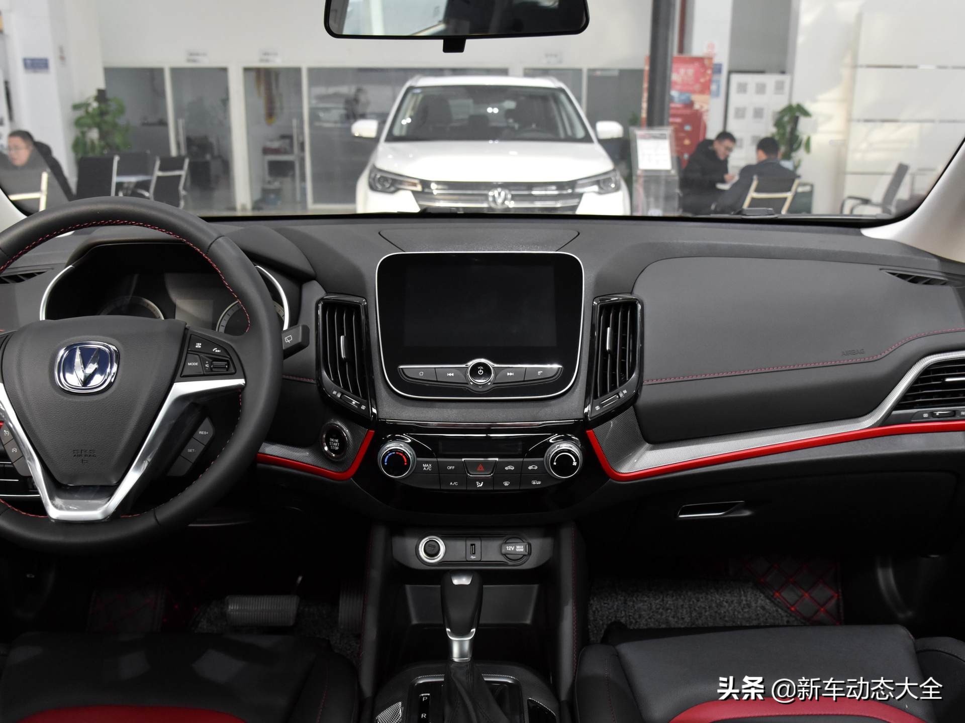 更低价配置不减,小巧好停车油耗低的自动挡SUV,实拍长安CS55