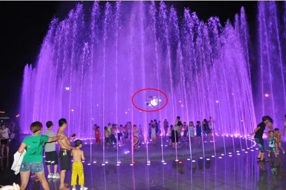 男孩喝碳酸饮料瓶爆炸,一小孩被喷泉水柱冲起