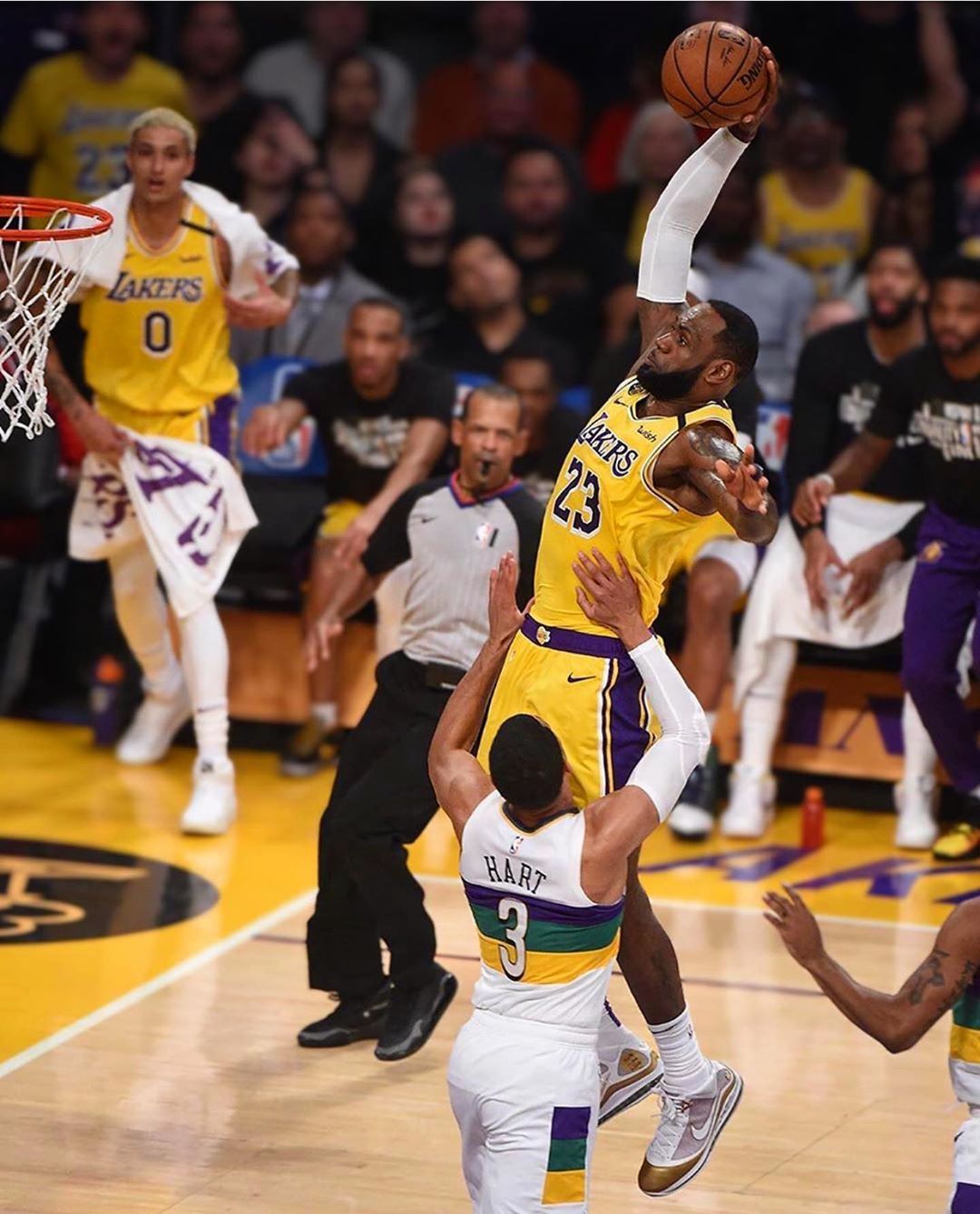 詹姆斯休战戴维斯,詹姆斯怎么回应蕾哈娜