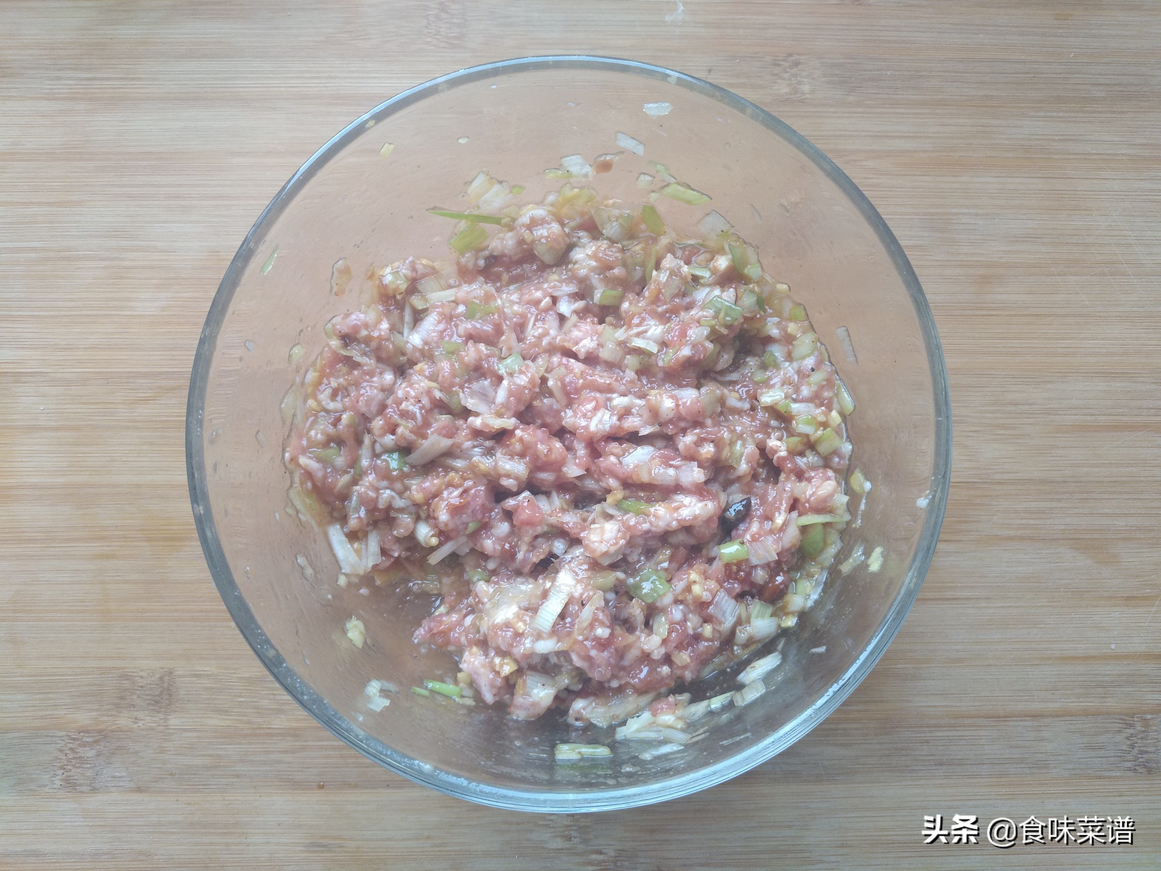 教你白菜肉包子的做法,皮薄馅大,上锅蒸记住这一步,松软不塌陷