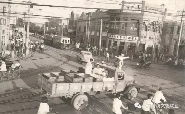 西单路口,西单马路边边