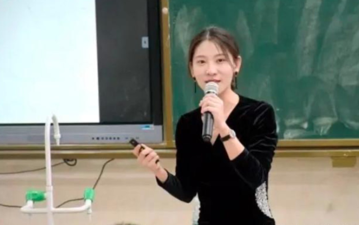 学识加成美得自然真实！温大老师像吴彦祖张震，思政老师撞脸Lisa