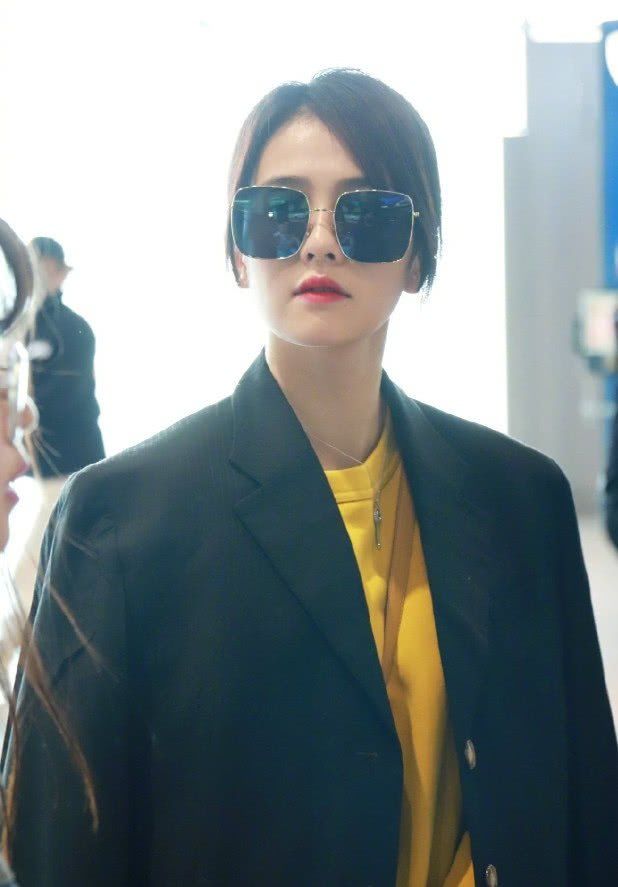 她是于正的*用御**女主，多次和许凯合作，今穿黑西装搭牛仔裤超A