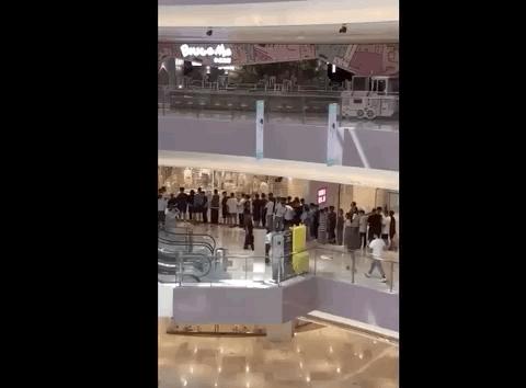 三秒卖衣服,摆地摊30秒卖出一件衣服