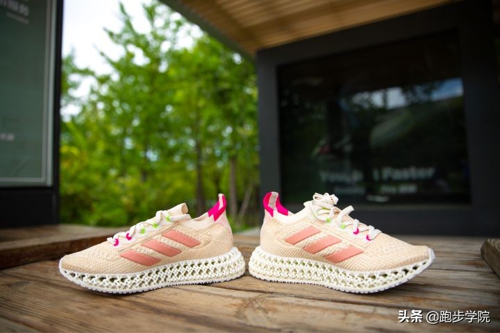 adidas跑鞋ultra4dfwd,一探究竟何为adidas4d跑鞋