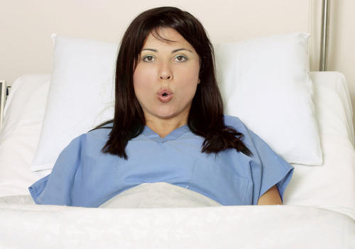 如何避免在顺产时侧切,顺产怎么跟医生说不让侧切