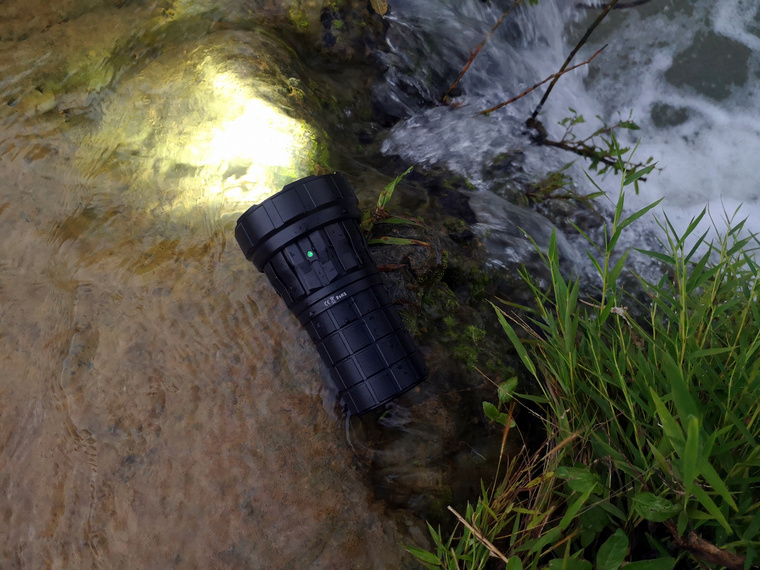 自从拍完这个手电之后,公园里人少了好多