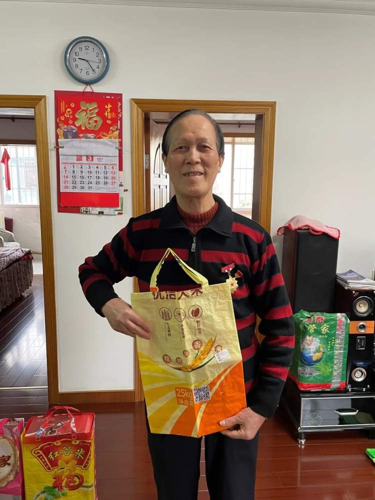 嘉定78岁爷叔巧手缝纫，旧米袋变身环保袋