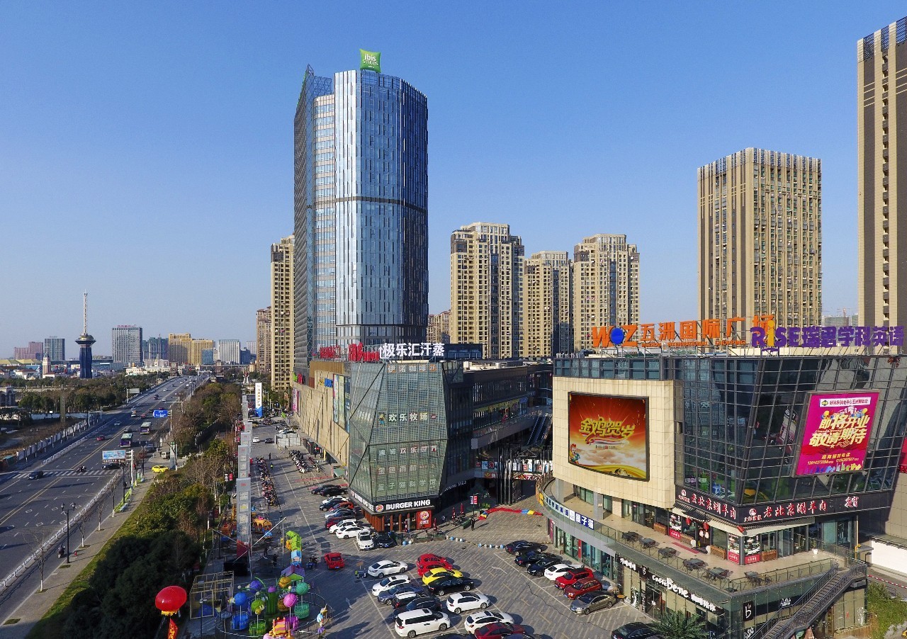 南通一大型老牌商场，曾繁华依旧受人喜爱，后生意萧条濒临倒闭