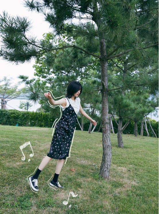 李溪芮穿缎面长裙,李溪芮穿背带裙的图