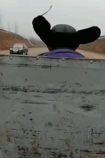 搞笑gif表面稳中带皮实则慌中带急,搞笑gif这才是真正的飙车王者