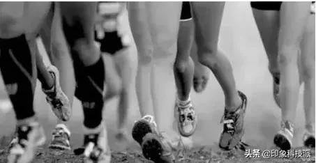 来自“刀锋战士”的灵感，把鞋底镂空，就像装了弹簧一样