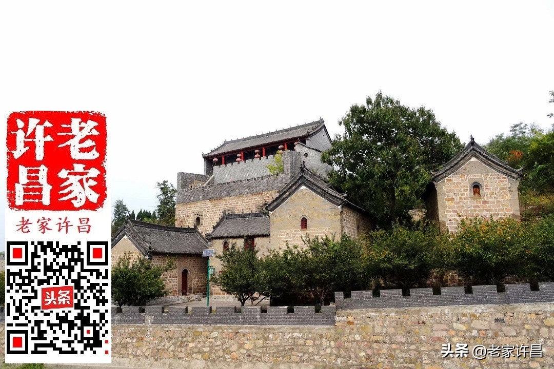 一个人行走在神秘的古建筑里,一个人行走在神秘的古建筑