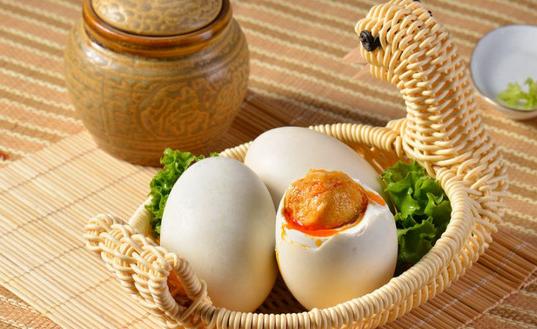 腌咸鸭蛋不用土做法,腌咸鸭蛋把水放凉