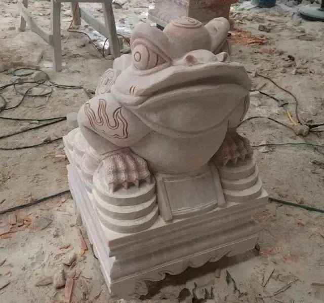 三足金蟾的由来和寓意,三足金蟾石雕