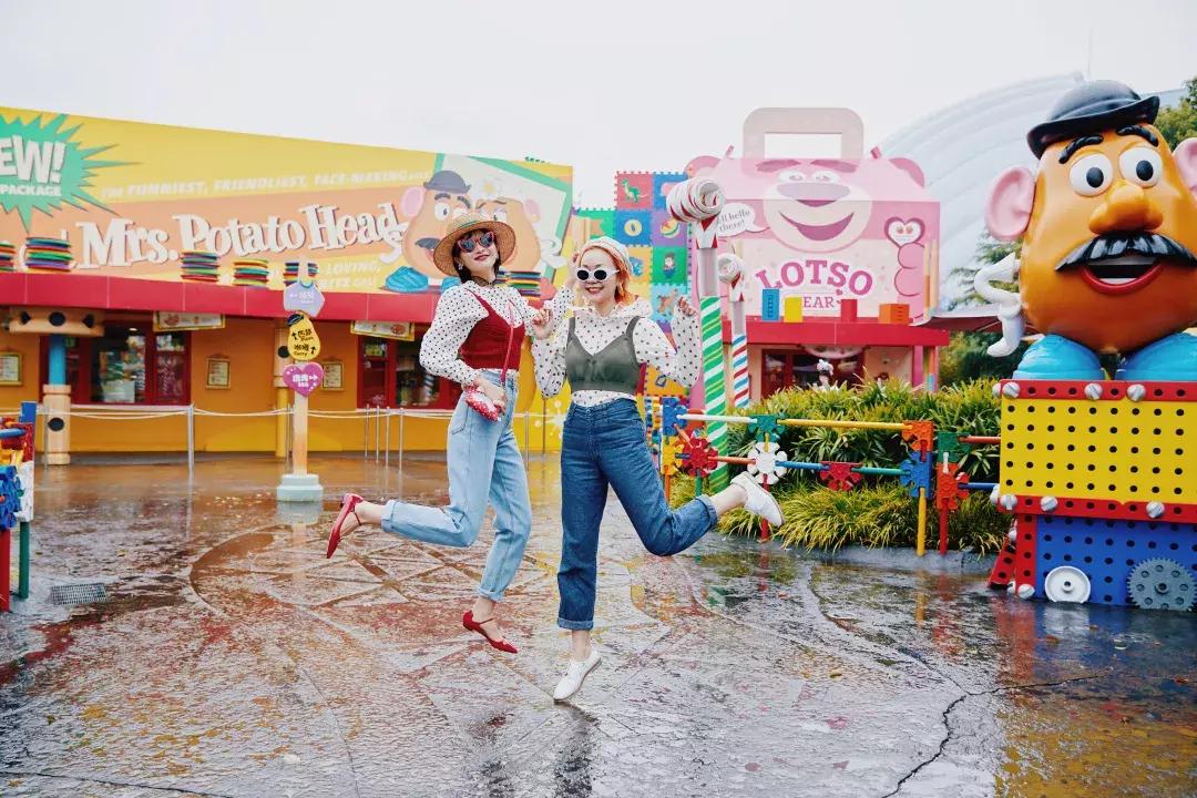 我们在上海迪士尼里玩耍了一天，发现穿的美才能玩的好！