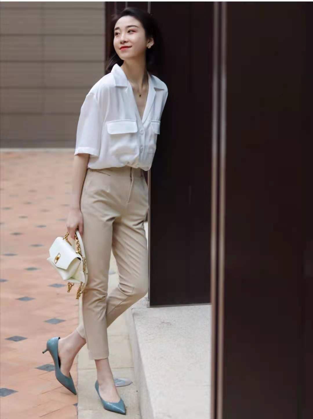 浅卡其色上衣和深驼色裤子搭吗,浅卡其色裤子配什么颜色上衣好看