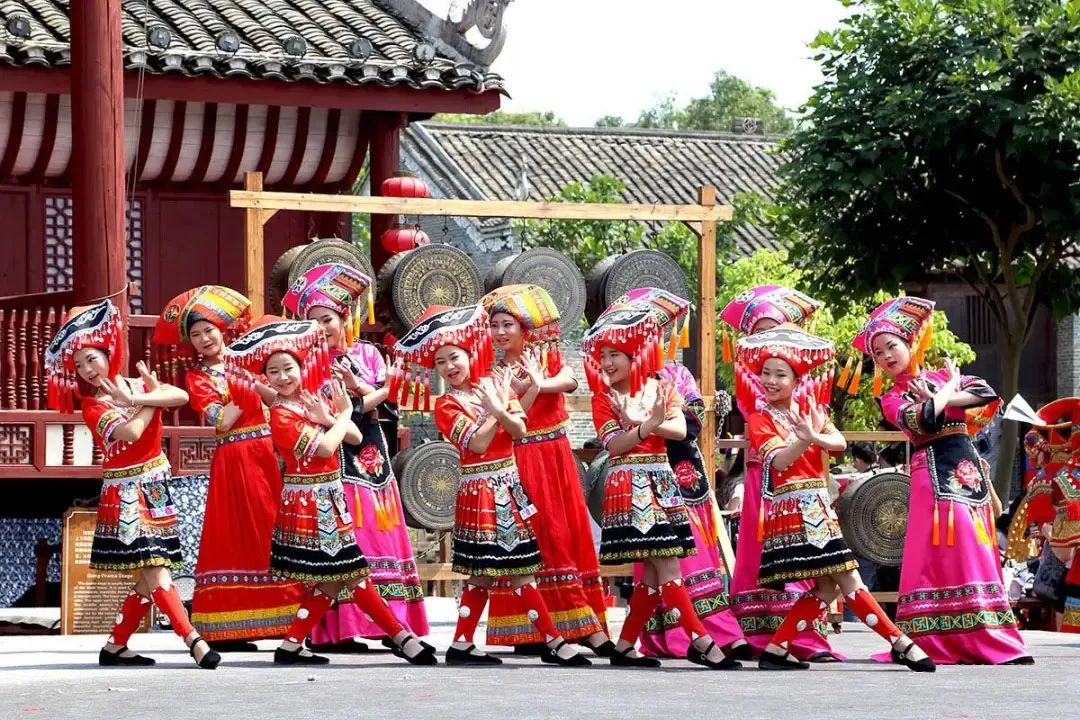 壮族三月三独有的仪式感壮乡风情,向外国人介绍广西壮族三月三民俗