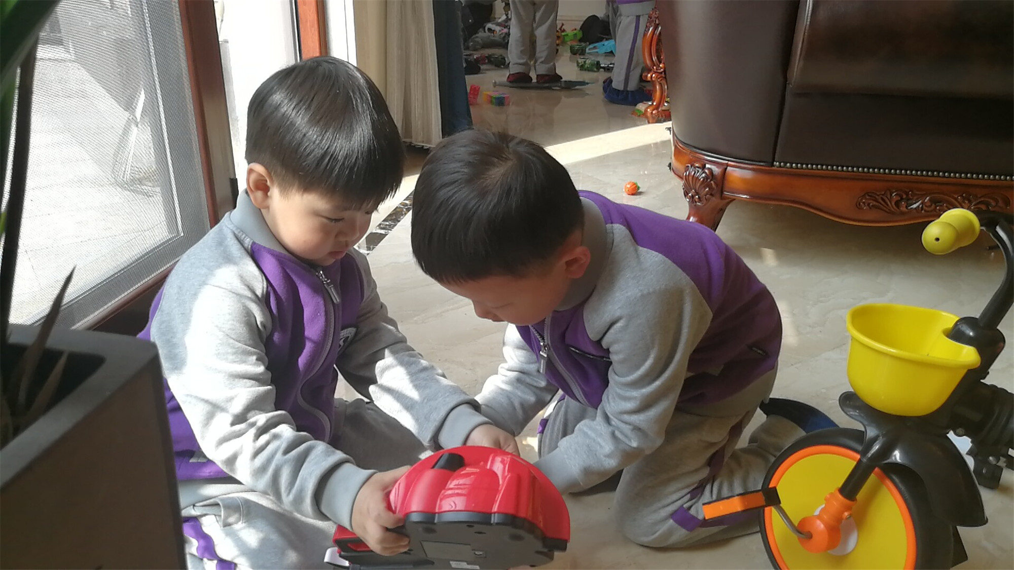 如何教3岁小孩不拿别人东西,三岁宝宝喜欢拿别人家东西怎么办