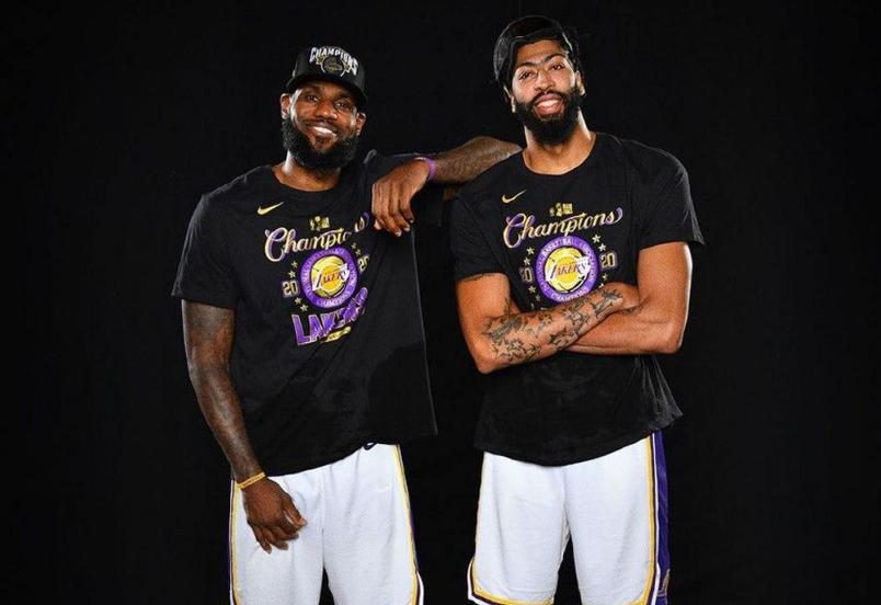 詹姆斯晒照祝贺布朗尼,詹姆斯晒总冠军戒指图片