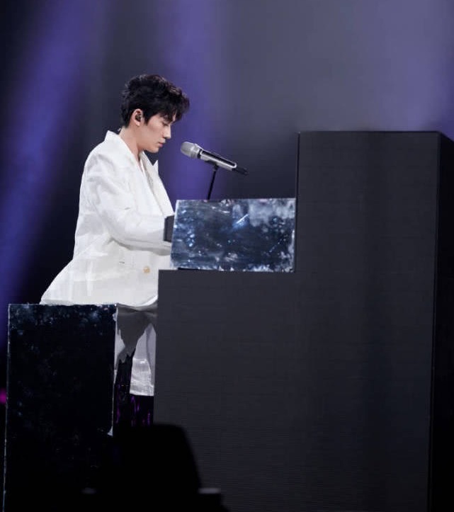 蔡徐坤和成龙和张艺兴,张艺兴蔡徐坤同台合作歌曲