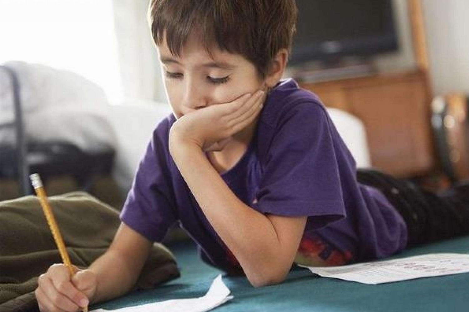 怎么教孩子熬夜玩手机,孩子熬夜玩手机不睡觉怎么教育