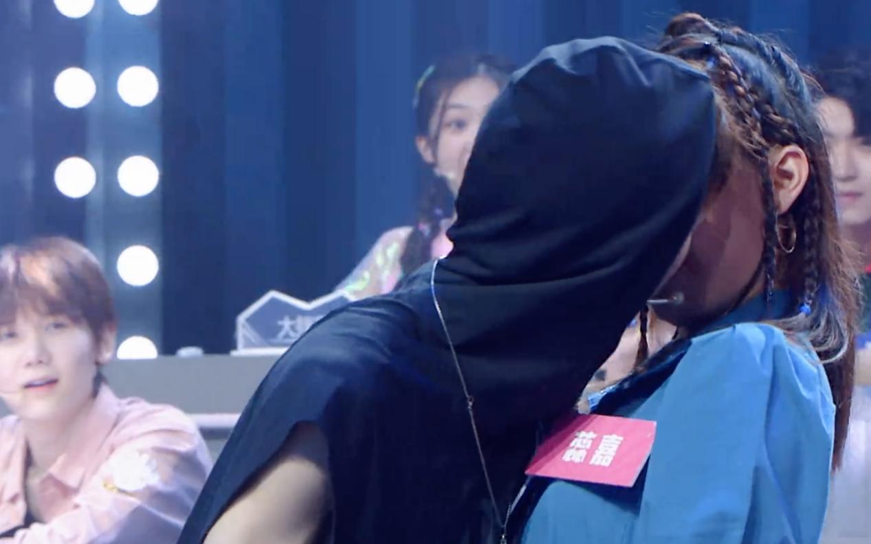 乐嘉多次亲女嘉宾的脸,乐嘉亲谢娜的视频