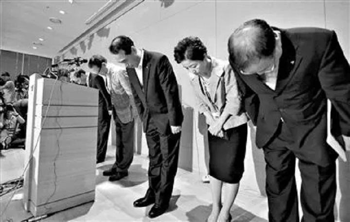 韩亚航空坠毁事件,韩亚航空飞行当中一舱门突然打开