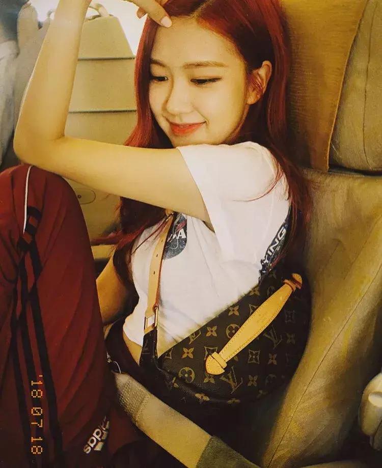 blackpink巴黎时装周lisa是爱豆吗,blackpink七周年绿色lisa衣服