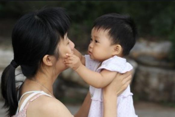 4岁宝宝耳朵里长个疙瘩,4岁男孩耳朵上长了个小孔