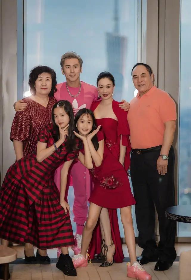 钟丽缇带两个女儿现身机场,钟丽缇14岁二女儿颜值逆袭