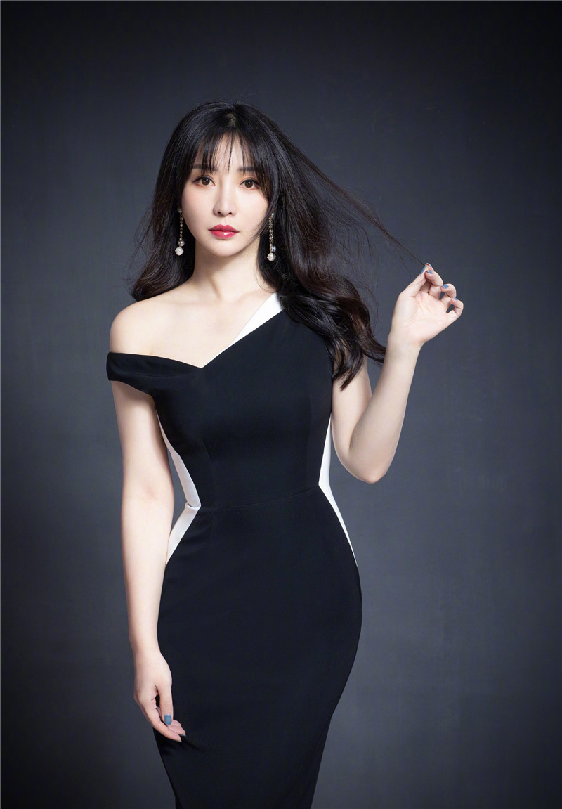 胸大怎么穿衣服不尴尬,胸大的妹子穿什么衣服保守