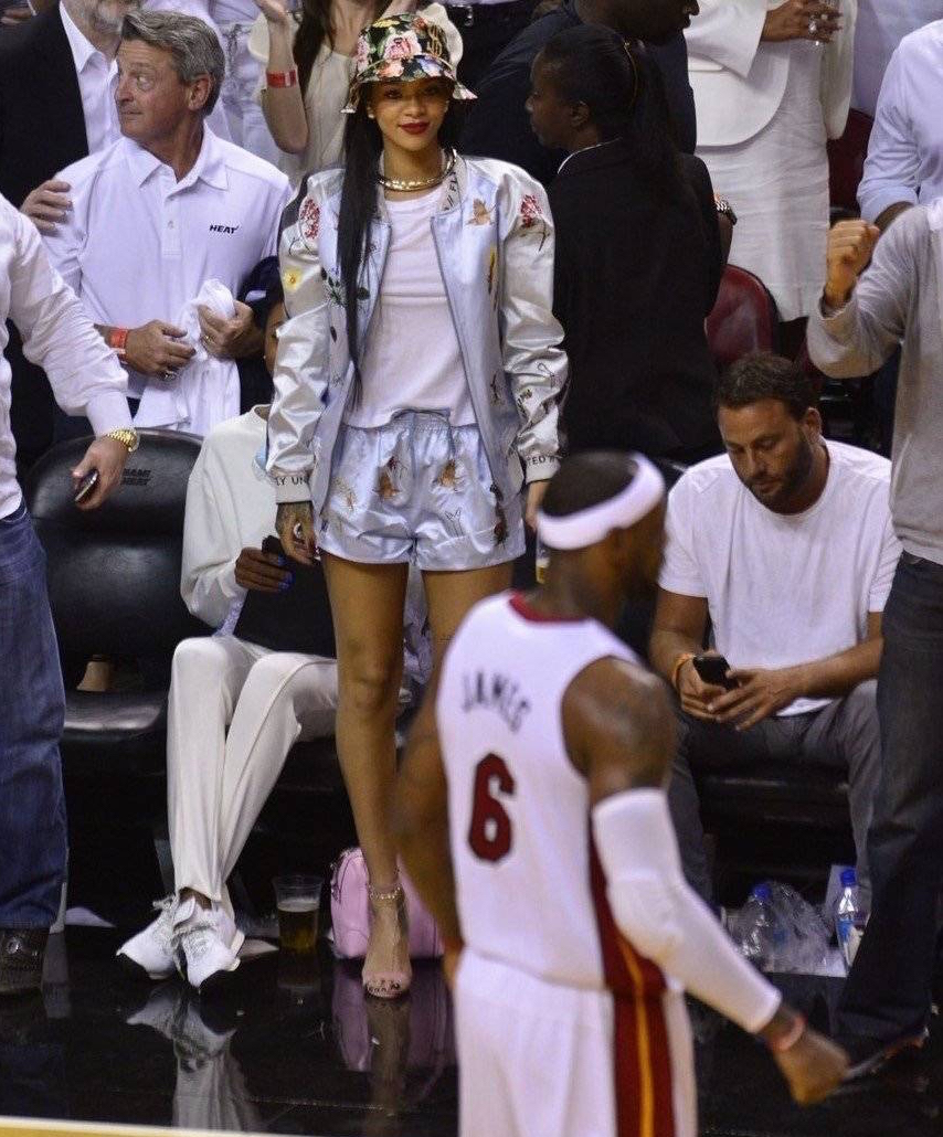 “山东天后”蕾哈娜，跟小李子短暂擦出火花，海岛小国的时尚女王