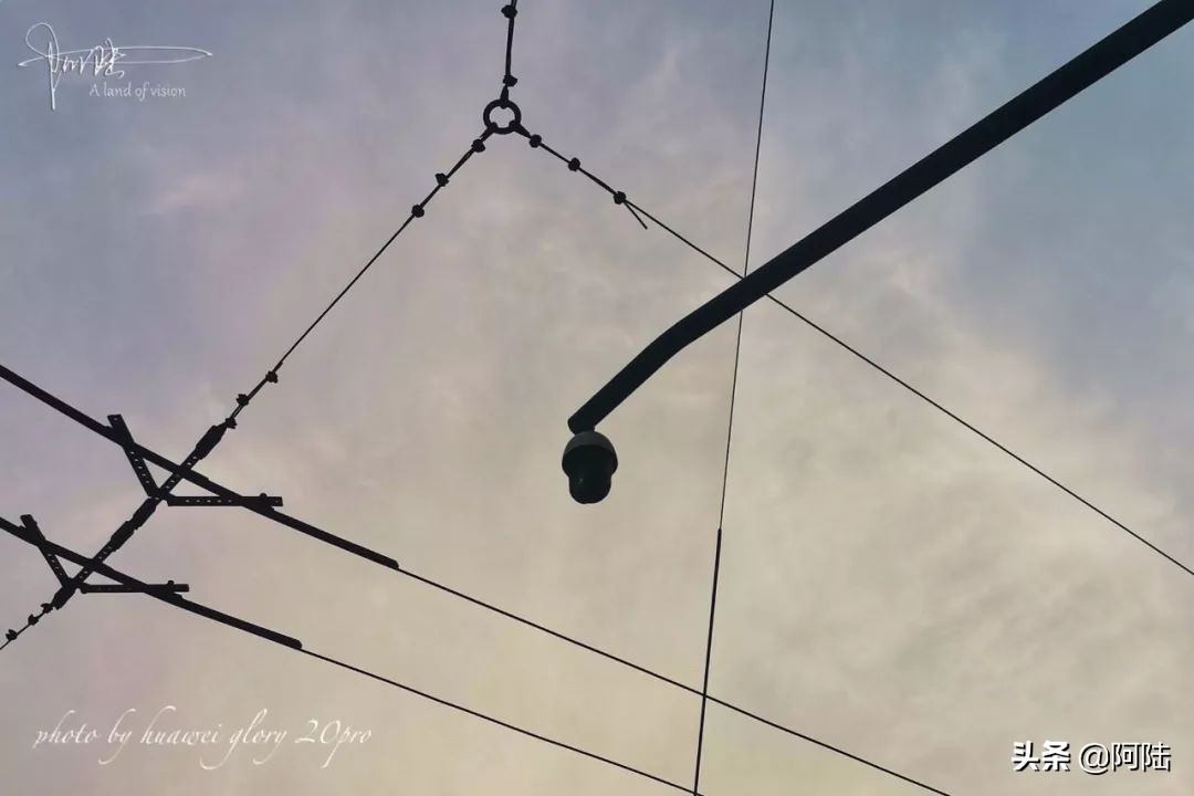 杭州还有带辫子的电车吗,杭州街上电线