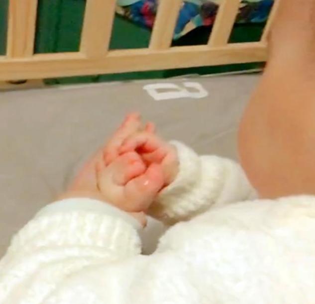 8个月儿子安静缩在角落，宝妈凑近一看被逗笑，网友：同款宝宝