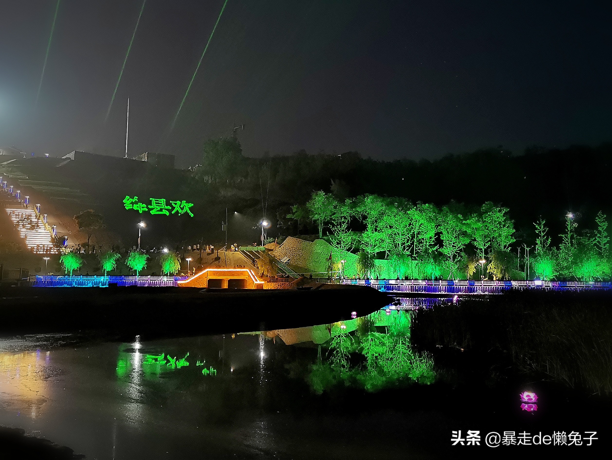 无奈！国内县城旅游，为什么总离不开激光灯？是发展，还是污染？