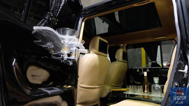 一辆不起眼的ScionxB拥有“剪刀门”“VIP风格内饰”