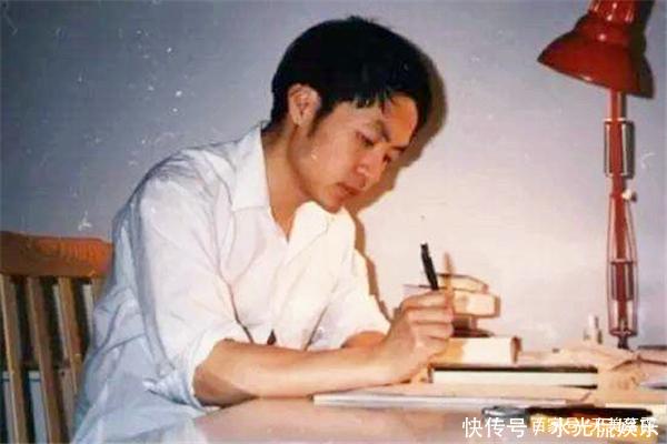 童话诗人顾城拿斧头,童话诗人顾城代表作