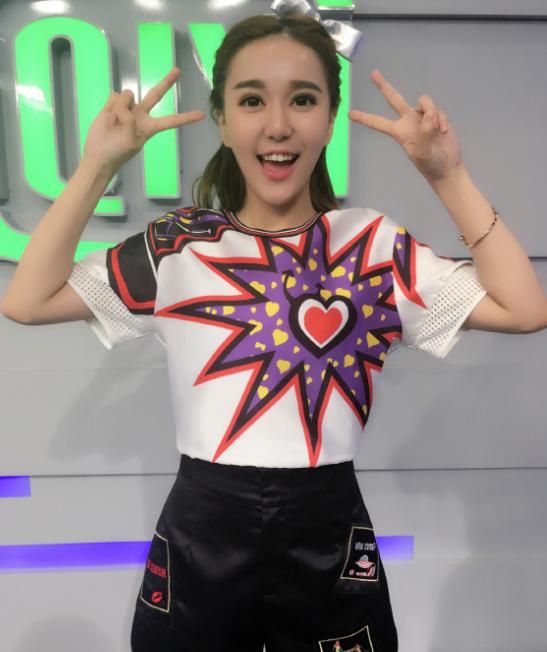 尖叫之夜女主持患甲亢，身材发胖眼睛突出画面骇人，却仍坚持工作