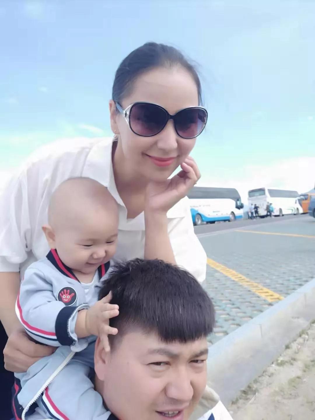 一名军嫂给执勤兵哥哥送东西,新疆库车暖心大叔为民警送馕