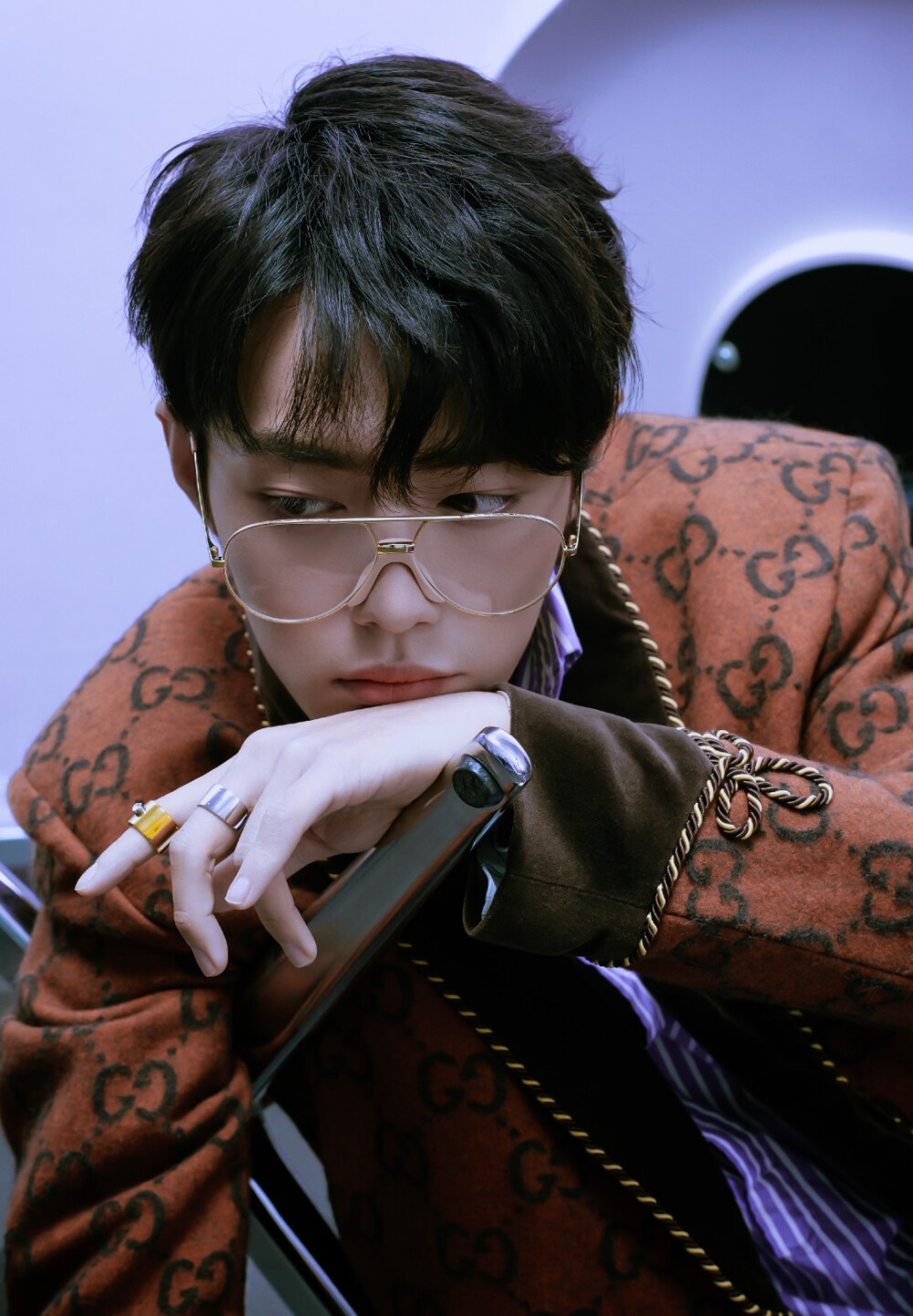 肖战新造型穿益字白T，手绘漫画传递正能量，总算复出有望了