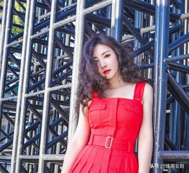 胸大女孩时髦起来真hold不住！看混血吉娜·爱丽丝就知道了