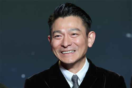 刘德华出道40周年抖音直播回放,刘德华开直播能横扫现在的网红