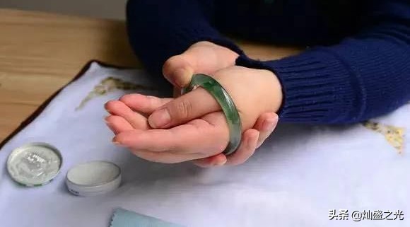 佩戴翡翠手镯的好处和坏处,翡翠手镯的各种佩戴方法