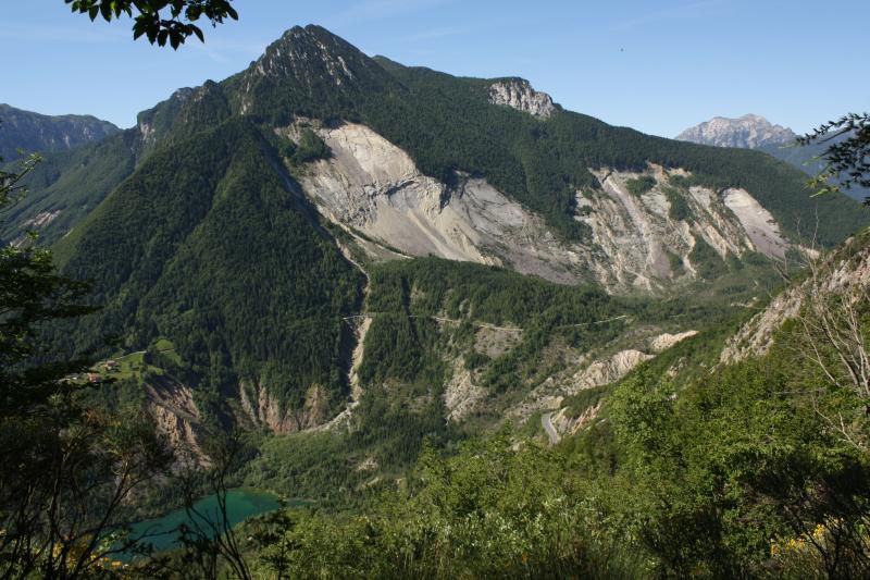 大自然的惩罚?昔日世界最高大坝建成,大山却垮了,洪水席卷村庄