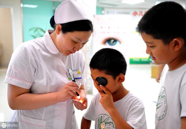 眼睛散光200以上有什么治疗方法吗,一直眼睛看不见是什么情况